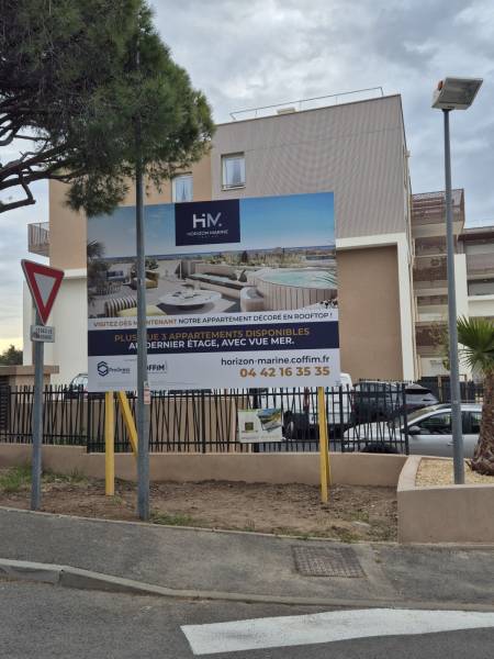 Panneau agences immobilières à Fréjus dans le var
