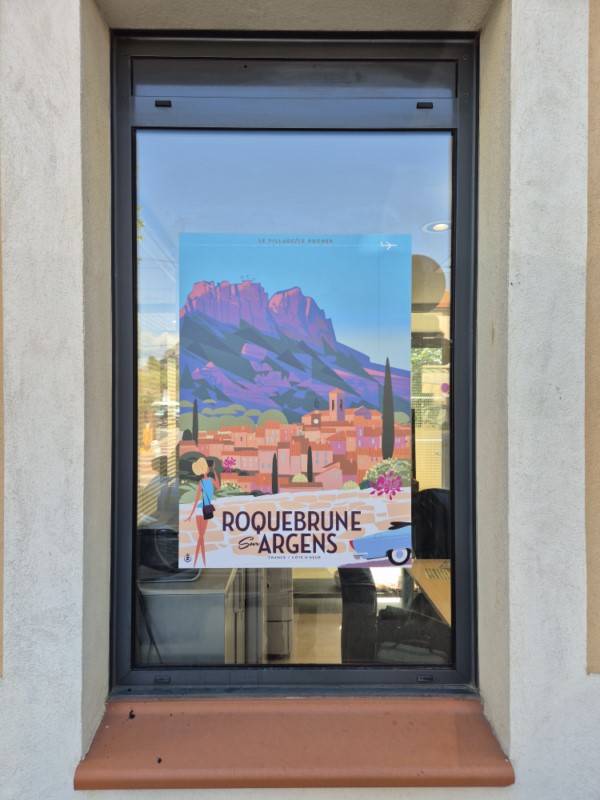 vitrophanie pour l'office de tourisme de Roquebrune sur Argens dans le Var