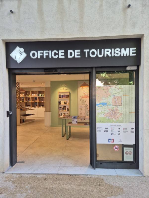 vitrophanie pour l'office de tourisme de Roquebrune sur Argens dans le Var