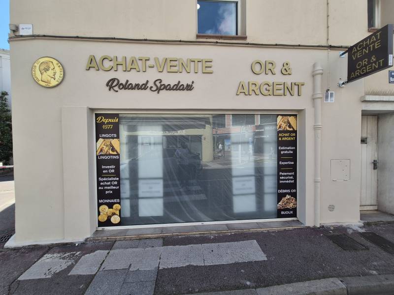 Fabrication d'enseigne avec lettres individuelles en pvc à Saint-Raphaël : contactez Solutions Pub