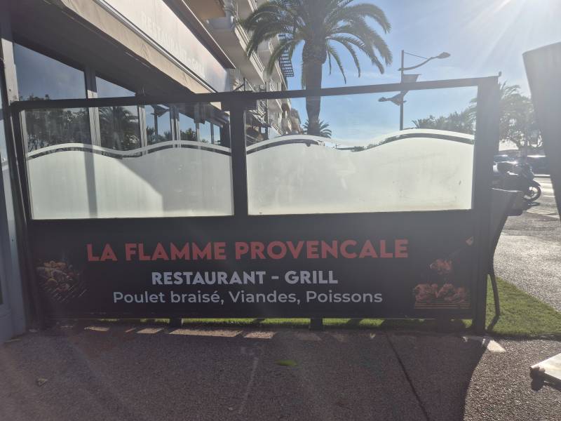 Enseigne restaurant bord de mer à Fréjus dans le var