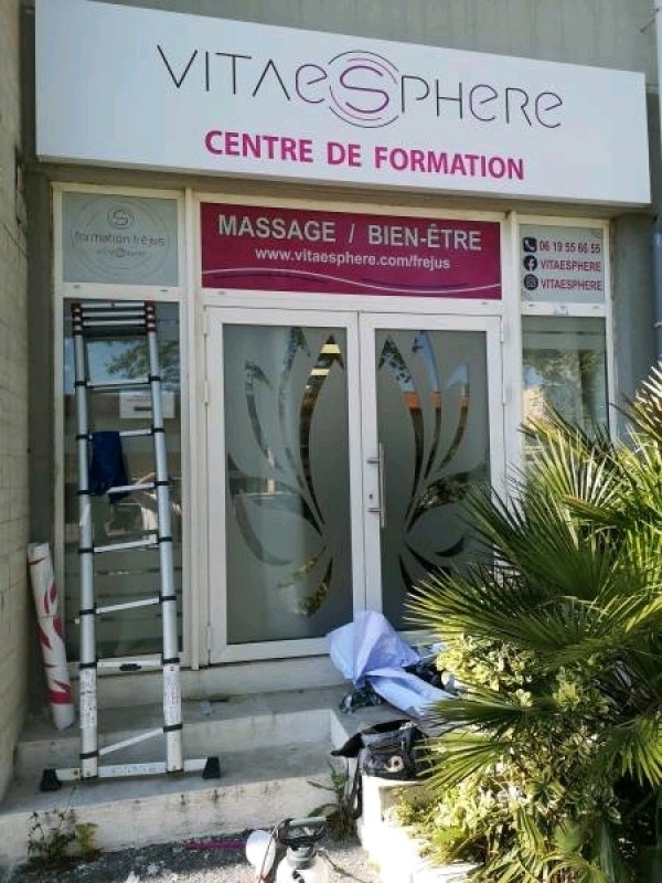 Réalisation d un caisson lumineux avec éclairage direct à Fréjus dans le Var