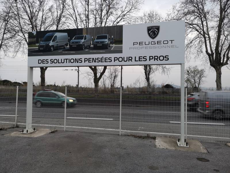 Panneau publicitaire pour garage Peugeot à Fréjus