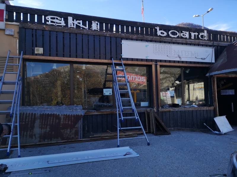 Fabrication et pose d'une enseigne lumineuse pour magasin à Allos dans les Alpes-de-Haute-Provence