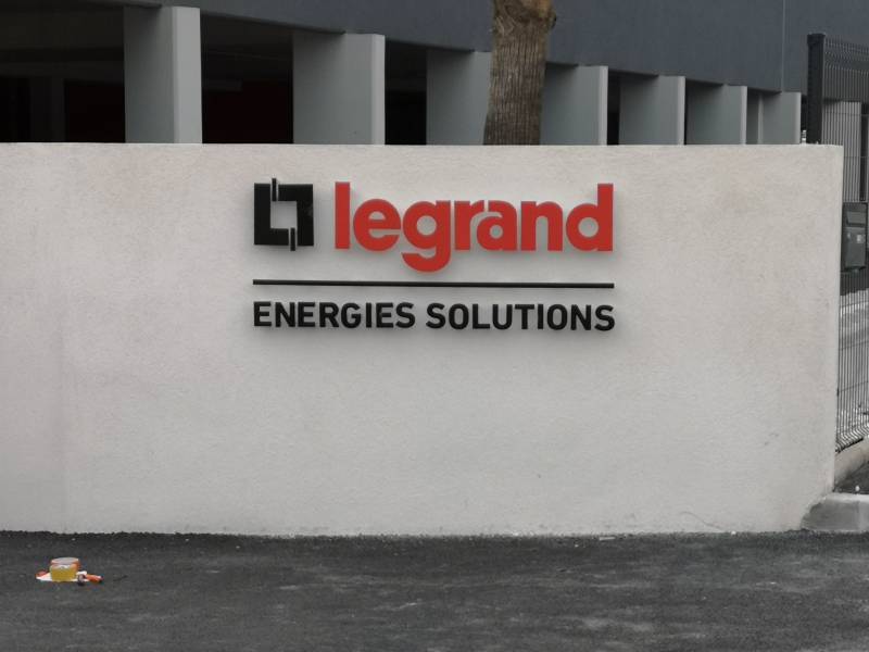 Pose d'enseignes non lumineuses pour le groupe LEGRAND à Fréjus Puget-sur-Argens
