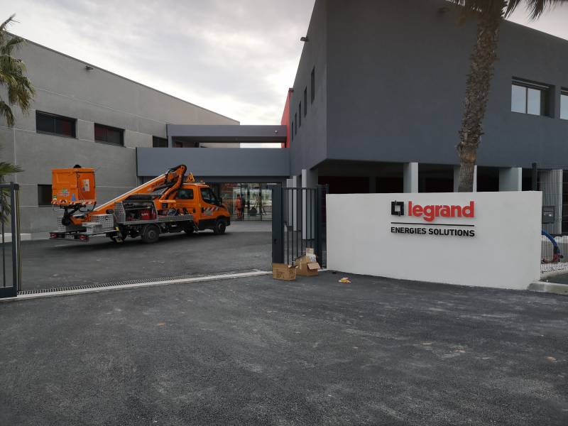 Pose d'enseignes non lumineuses pour le groupe LEGRAND à Fréjus Puget-sur-Argens