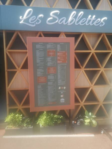 menu restaurant sur totem lumineux les sablettes fréjus