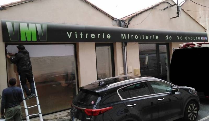 Enseigne non lumineuse et vitrophanie pour miroiterie vitrerie à Saint-Raphaël