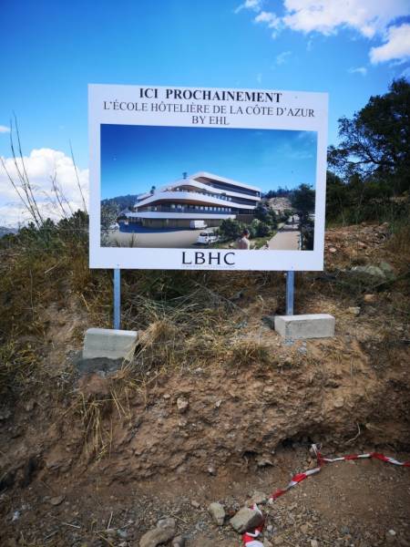 Implantation de panneaux pour promoteur avec création structure à Fréjus