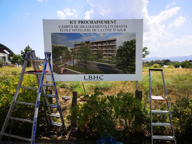 Implantation de panneaux pour promoteur avec création structure à Fréjus